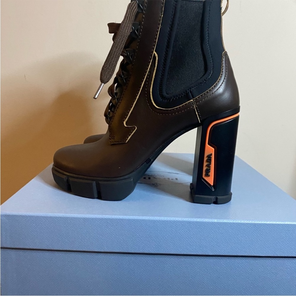Prada 7 1/2 in maculate condition never been worn, super adorable